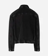 Chaqueta de jeans color negro con lavado desgastado, corte boxy, cuello camisero, cierre frontal con cremallera metálica y bolsillo frontal con cierre y solapa. Marca Blue Steel.