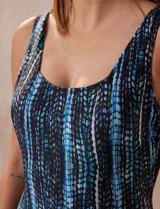 Malla enteriza estampada con escote cuadrado y breteles anchos. Tiene forro interno y copas armadas con sujetador interno.