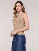 Chaleco negro de tejido de punto con diseño trenzado, escote en V y cierre frontal de botones.