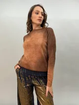 Sweater de lana merino color marrón con cuello redondo y mangas largas.