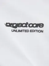 Camiseta blanca de manga corta y cuello redondo con estampado en la espalda.