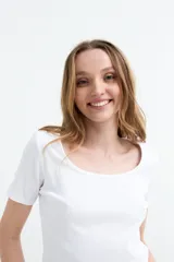 Remera blanca de manga corta confeccionada en tejido rib, con amplio cuello cuadrado y diseño ajustado.