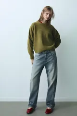 Jersey de punto de tacto suave, color azul eléctrico, con cuello redondo y manga larga. Presenta acabados en rib en cuello, puños y ruedo.