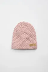 Gorro de punto rosa con etiqueta de cuero sintético con texto y dibujo de oso.