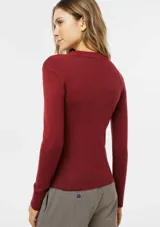 Blusa de manga larga bordó, de corte ajustado y cuello redondo alto con ribete tejido en canalé.