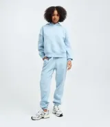 Buzo de algodón con felpa, color bordó, con capucha estructurada, bolsillo canguro delantero y puños canelados.