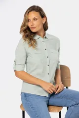 Camisa de lino color verde menta, de manga larga con botones personalizados, cuello camisero, dos bolsillos frontales en el pecho y presilla en la manga.