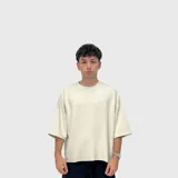 Remera negra de corte boxy fit y tejido grueso, con mangas 3/4 y diseño minimalista que incluye el número "1999" estampado en el pecho en tono sutil.