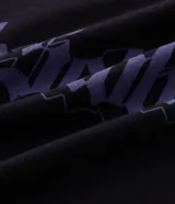 Remera negra de algodón con corte comfort, cuello redondo y manga corta. Presenta un estampado frontal con el logo de la banda Black Sabbath en color violeta.