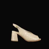 Sandalias rojas de cuero con textura croco, forro de cuero, plantilla anatómica forrada de cuero, taco apollerado de 6.5 cm y capellada en V.