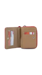 Billetera corta de diseño capitoneado con cierre perimetral y solapa frontal. Cuenta con compartimentos internos para tarjetas y billetes, e incluye una correa de mano desmontable.