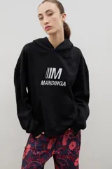 Hoodie negro de corte holgado con capucha y bolsillo tipo canguro frontal. Presenta el logo de la marca bordado en el pecho en color blanco.