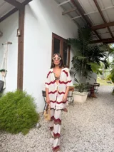 Camisa de tejido de punto color crudo, con diseño de rayas en zigzag en tonos terracota, azul claro y bordó. Presenta un calce oversize y cierre frontal con botones.