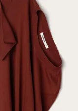 Blusa de manga corta confeccionada en tejido de punto fino, con cuello redondo y terminaciones acanaladas en cuello, mangas y ruedo.