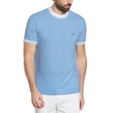 Remera celeste de piqué con cuello redondo y mangas cortas con ribete blanco. Presenta un pequeño logo bordado de un pingüino en el pecho.