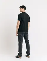 Remera blanca de algodón con cuello mao y media botonadura.