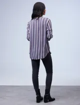 Camisa estampada con rayas verticales blancas sobre fondo gris, cuello con solapa, escote en V y abertura central con botones.