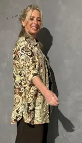 Sobrecamisa estilo kimono con estampado paisley en tonos marrones y verdes, cuello mao y mangas largas.