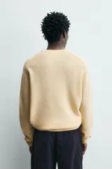 Jersey de punto con mezcla de lana y cashmere, de corte regular fit, cuello redondo y manga larga con acabados en rib.