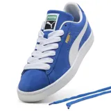 Championes Puma modelo Suede Classic, color azul con detalles en blanco. Confeccionados en gamuza con la icónica franja lateral de la marca y suela de goma texturizada.