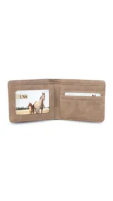 Billetera de cuero sintético color marrón oscuro, con diseño plegable y detalle de banda elástica decorativa con rayas horizontales en tonos beige y blanco en la parte frontal.