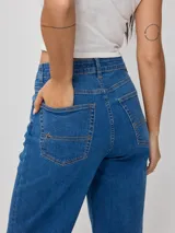 Pantalón de jean celeste con efecto nevado, corte recto y tiro alto.