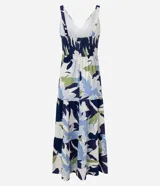 Vestido midi de viscolino con escote en V, breteles anchos y falda con recortes y fruncidos. Presenta un estampado de follaje en tonos azul, celeste y verde sobre base clara.