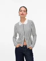 Cardigan de manga larga con cuello camisero y cierre frontal de botones. Presenta un diseño de rayas verticales en contraste y está confeccionado en un tejido con mezcla de poliéster, viscosa y elastano.