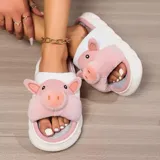 Pantuflas abiertas sin talón con diseño de chanchito, confeccionadas en material sintético suave, con suela de goma antideslizante.