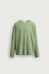 Camiseta de manga larga con ajuste relaxed fit y cuello redondo amplio, confeccionada en tejido de mezcla de algodón y lino con patrón de rayas horizontales en color verde y blanco.