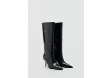 Botas altas de caña media con acabado texturizado tipo cocodrilo, punta fina y tacón de aguja. Diseño elegante con cierre lateral.