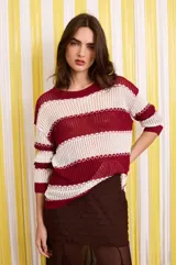 Sweater ligero de punto bicolor a rayas horizontales blancas y negras, con diseño holgado, mangas largas y detalles de costuras en zigzag a contratono.