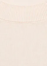Jersey de punto fino con cuello redondo y manga larga, de diseño recto y corte estándar.