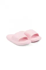 Sandalias de goma color rosado, estilo chancleta con diseño de una sola tira ancha y suela plataforma ligera.