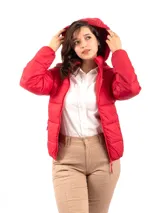 Campera inflada de nylon color rojo, con capucha, cierre frontal y diseño acolchado.