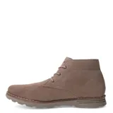 Botas tipo chukka de hombre marca Freeway, confeccionadas en gamuza color taupe, con cierre de cordones y suela de goma antideslizante.