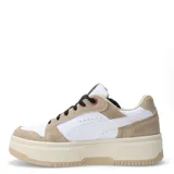 Championes Puma Rebound Femme Low con diseño de caña baja inspirado en el básquet. Presentan una combinación de colores blanco y beige, con detalles en animal print en el lateral y cordones negros. Cuentan con una suela de plataforma de goma.