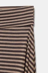 Falda midi de tiro medio, con cintura acabada en vuelta y bajo asimétrico. Diseño de rayas horizontales en tonos beige y marrón.