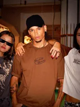 Remera marrón de corte holgado con estampado de Mickey Mouse en el pecho.