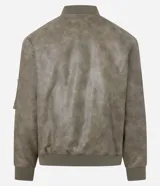 Campera bomber de poliuretano con acabado efecto cuero, cuello redondo, cierre frontal con cremallera, bolsillos delanteros y bolsillo utilitario en la manga. Presenta puños y ruedo elásticos, con forro interior en contraste.