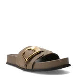 Sandalias tipo slide Miss Carol Zafira de color marrón, con tira ancha en el empeine y una gran hebilla metálica dorada decorativa. Poseen plataforma plana y diseño cómodo para el uso diario.