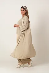 Túnica larga color borgoña de crepe con vivo de satén al tono.