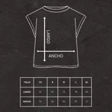 Musculosa negra de algodón, corte oversize, con un pequeño logo estampado en el pecho y un diseño gráfico grande en la espalda.