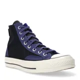Championes de caña alta Converse modelo Chuck 70, con diseño bicolor en negro y azul oscuro. Presentan puntera de goma, suela de plataforma vulcanizada en color crema y cierre mediante cordones al tono.