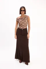 Top negro con estampado tartán, escote off-shoulder, mangas cortas y detalle de tachas plateadas en el escote.