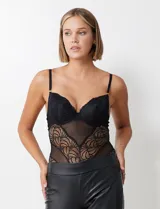 Body negro de microtul y encaje, con aro y copa formada. Breteles regulables y cierre trasero con dos posiciones.