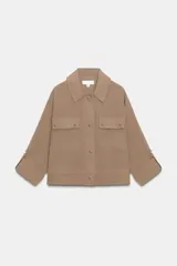 Chaqueta color tostado con cuello solapa, manga larga remangada con trabilla y botón, y bolsillos de plastrón en el delantero. Cierre frontal con botones.