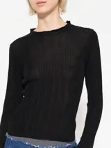 Top color beige de tejido de punto acanalado, con cuello redondo y mangas largas con volados en los puños.