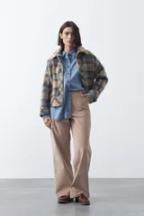 Pantalón de pana color marrón chocolate, de corte recto con bolsillos laterales y cierre frontal.