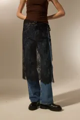 Falda midi negra de poliamida, con diseño de encaje floral y anudado en la cintura.